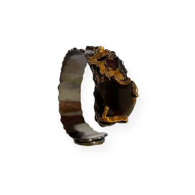 Bracciale in bronzo con moneta dorata