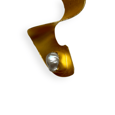 Orecchini dorati ondulati