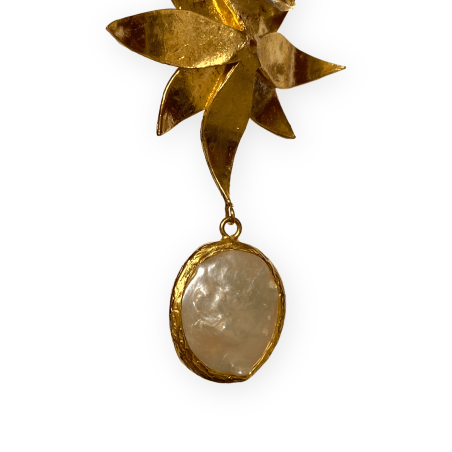 Orecchini floreali dorati con perla