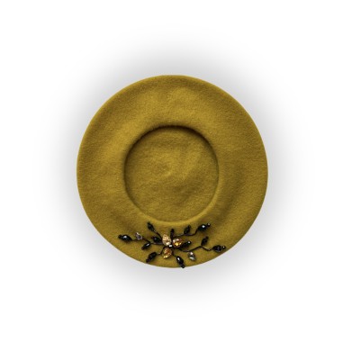 Basco gioiello color senape con pompom