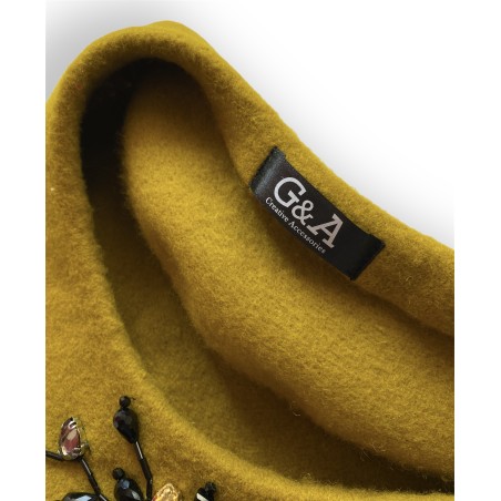 Basco gioiello color senape con pompom