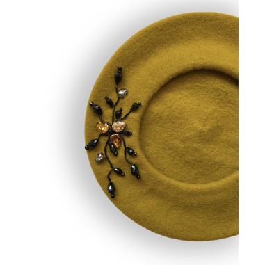 Basco gioiello color senape con pompom