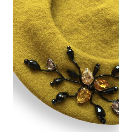 Basco gioiello color senape con pompom