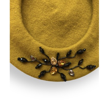 Basco gioiello color senape con pompom