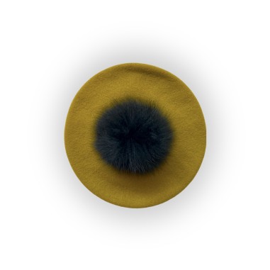 Basco gioiello color senape con pompom