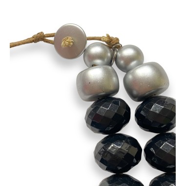 Collana nera con tamburo